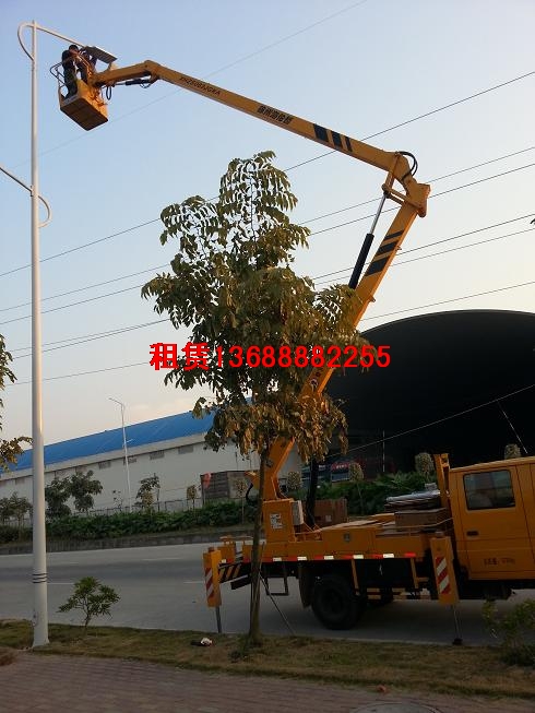 16米高空作業(yè)車(chē)在維修路燈